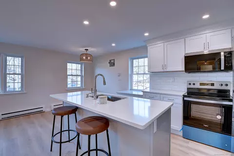 121 Shadow Ln #B1, West Hartford, CT 06110