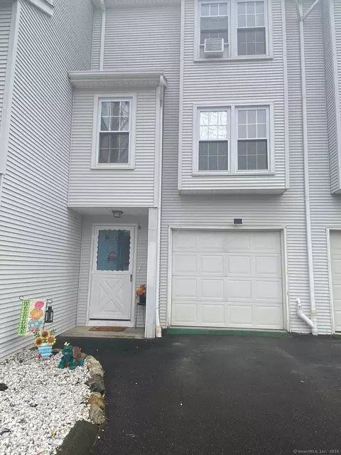 24 Deerwood Ln #3, Waterbury, CT 06704