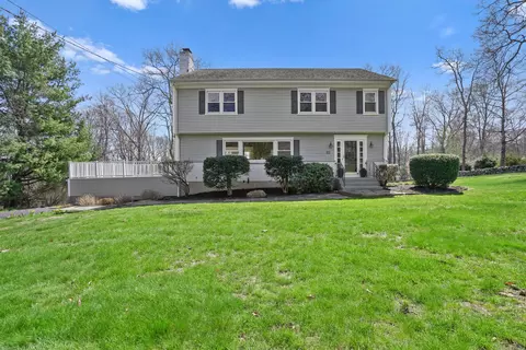 22 Mohawk Dr, Easton, CT 06612