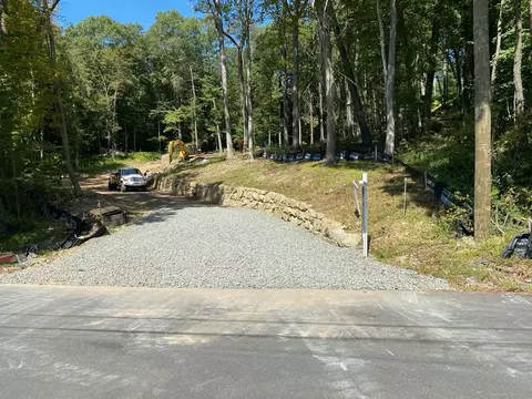 24 Anella Dr, Bethany, CT 06524