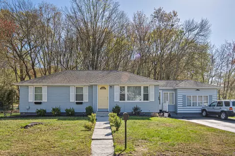 89 Park Ave, Uncasville, CT 06382