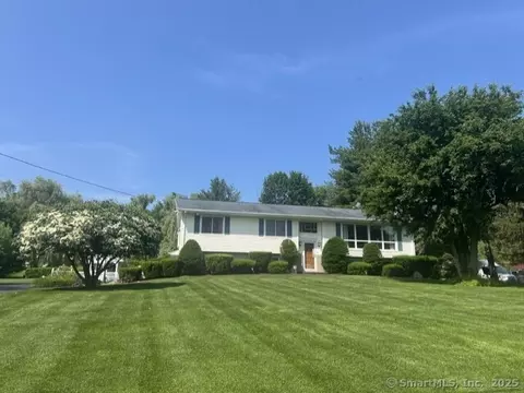 8 E Gate Rd, Danbury, CT 06811