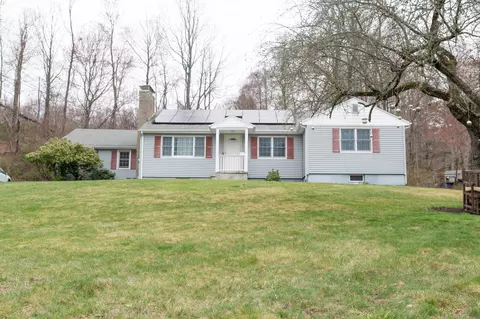 14 Cross Brook Rd, Newtown, CT 06470
