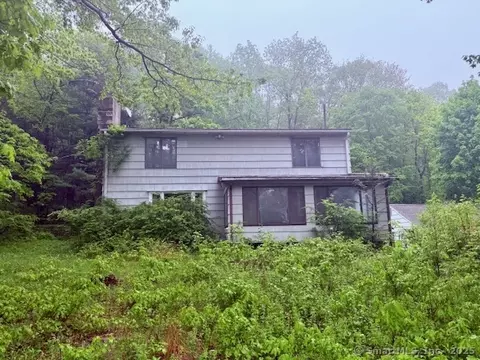 31 Jackson Dr, Trumbull, CT 06611