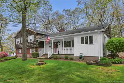 11 Dorset Ln, Manchester, CT 06042