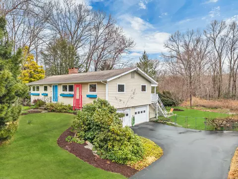 24 Laurel Hill Dr S, Niantic, CT 06357