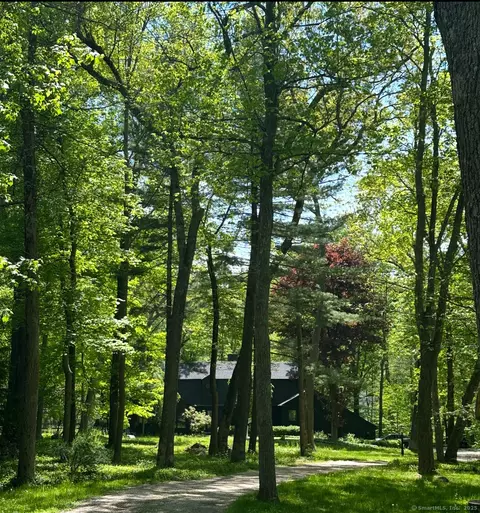 95 Louises Ln, New Canaan, CT 06840