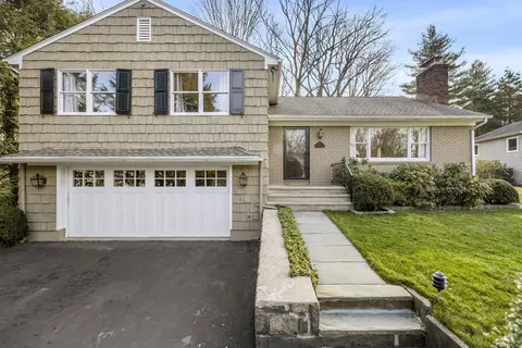 55 Long Meadow Rd, Riverside, CT 06878