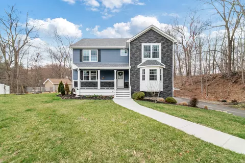 60 Bridle Trail Dr, Naugatuck, CT 06770