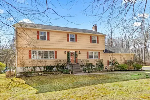 32 Forest Glen Dr, Woodbridge, CT 06525