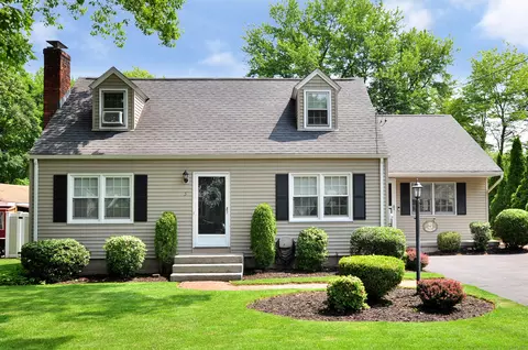 5 Middle Dr, Windsor Locks, CT 06096