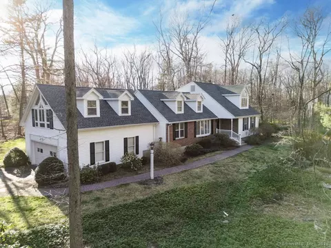 17 Greencrest Rd, Avon, CT 06001