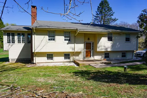 2 Oxford Dr, Middlefield, CT 06455