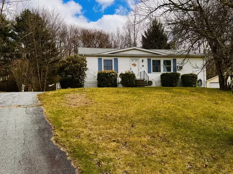 28 Connecticut Dr, Plainfield, CT 06374