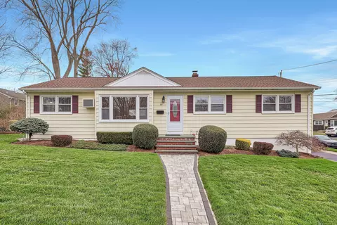 90 Springview Ave, Stratford, CT 06614