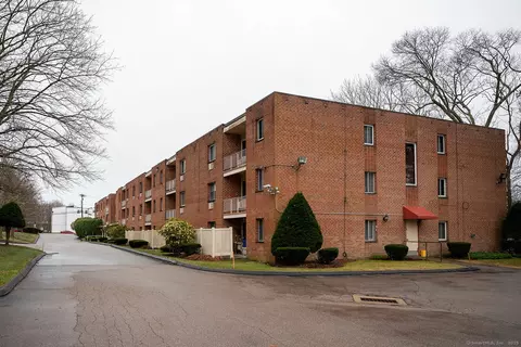 65 Westridge Rd #D9, New London, CT 06320