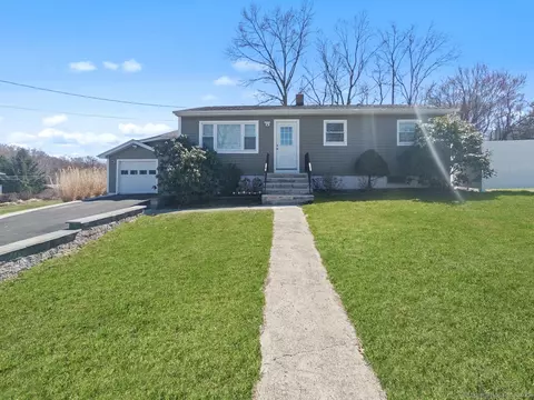 4 Stuart Dr, Danbury, CT 06811
