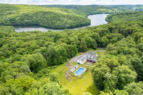 40 Old Bridge Rd, Brookfield, CT 06804