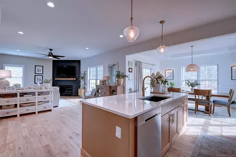 20 Skyline Dr, East Hampton, CT 06424