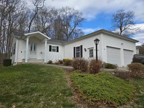 1 Indian Hill Rd, Uncasville, CT 06382