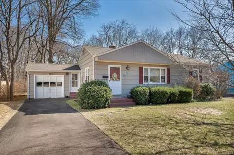 137 W Side Dr, Hamden, CT 06514