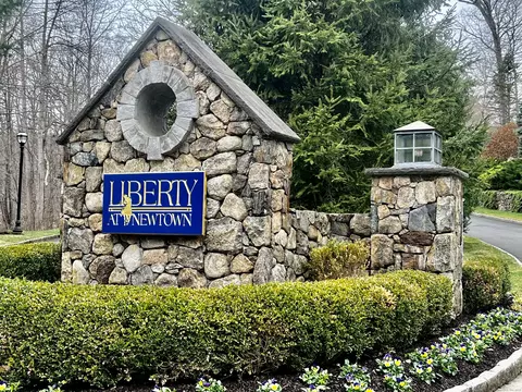88 Suzie Dr #88, Newtown, CT 06470