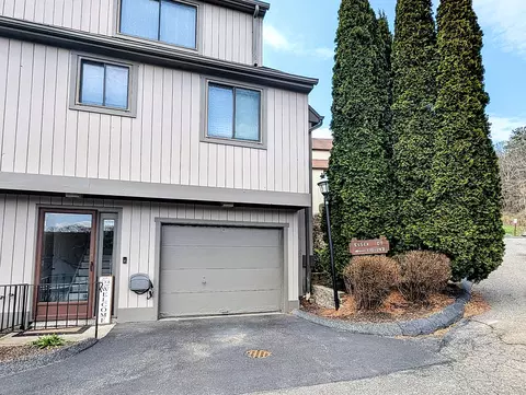134 Essex Ct #134, Beacon Falls, CT 06403
