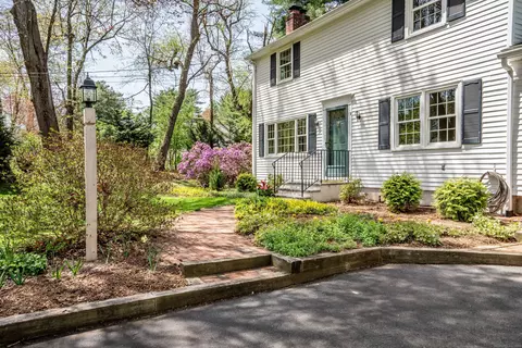 61 Simsbury Manor Dr, Simsbury, CT 06089