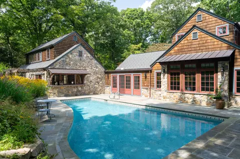 129 Long Close Rd, Stamford, CT 06902