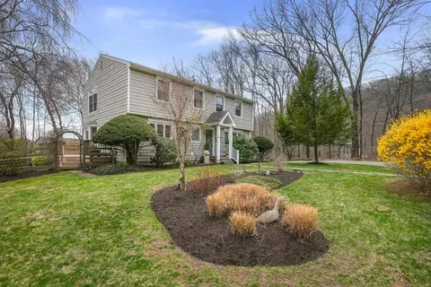 21 Aspetuck Pines Dr, New Milford, CT 06776