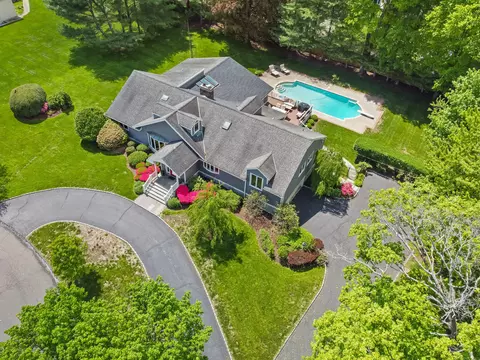 1 Braybourne Dr, Norwalk, CT 06855