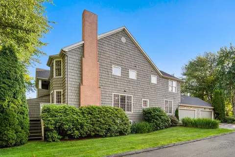 10 Harwich Ln #10, West Hartford, CT 06117