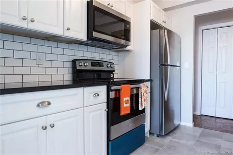 887 Farmington Ave #6J, West Hartford, CT 06119