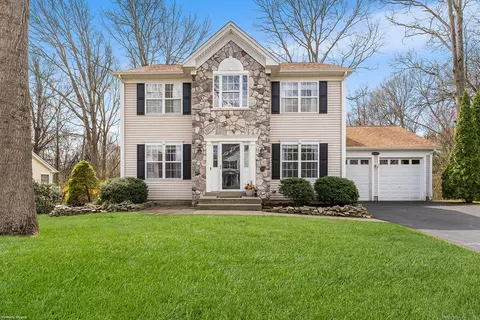 31 Lookout Hill Rd, Milford, CT 06461