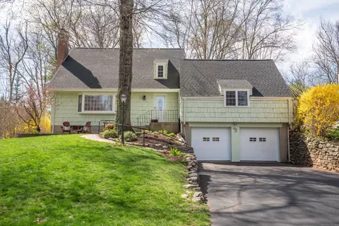 17 Trotwood Dr, West Hartford, CT 06117