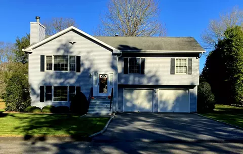 28 Wakeley St, Trumbull, CT 06611