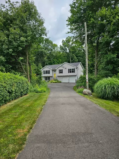 29 Bridle Trail Dr, Naugatuck, CT 06770
