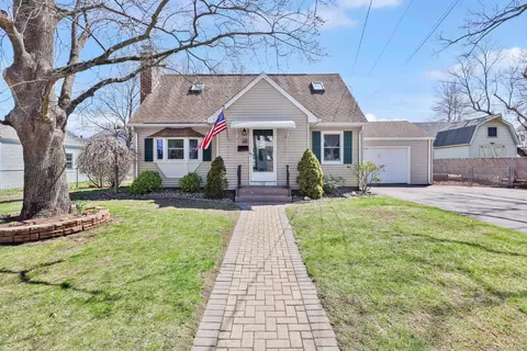 18 Edmund St, Manchester, CT 06040