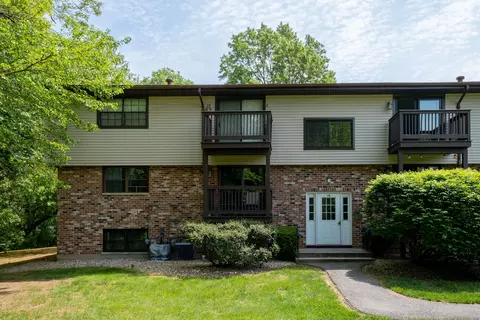 18 Surrey Dr #B5, Newington, CT 06111
