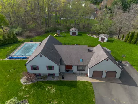 19 Fox Run Dr, Wallingford, CT 06492