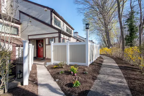 81 Main St #19B, Branford, CT 06405