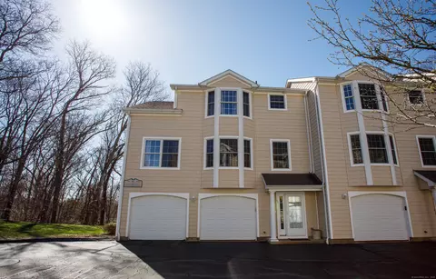 31 Parkwoods Dr #31, Norwich, CT 06360