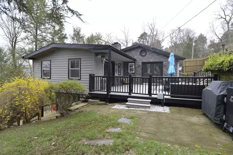 69 Engleside Ter, Sandy Hook, CT 06482