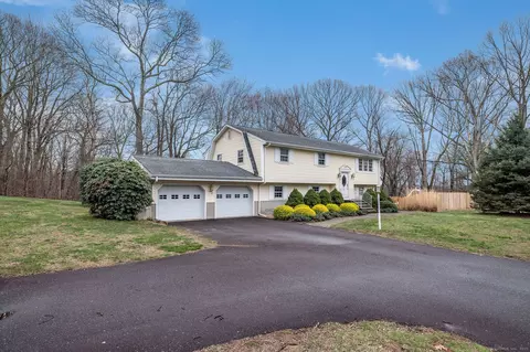 8 Medley Ln, Clinton, CT 06413