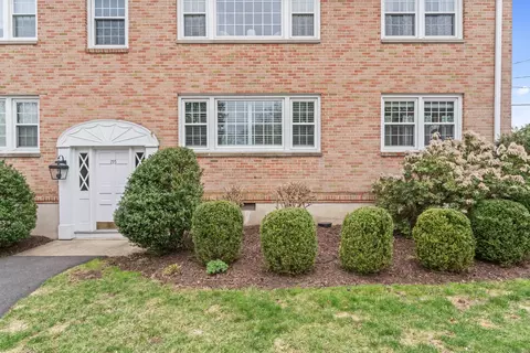 155 Heritage Hill Rd #B, New Canaan, CT 06840