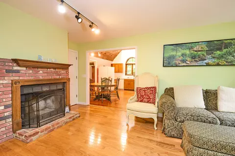581 Oxford Rd, Oxford, CT 06478