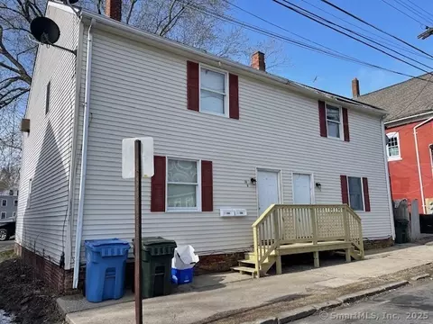 26-28 8th St, Norwich, CT 06360