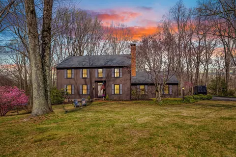 8 Red Barn Rd, Oxford, CT 06478