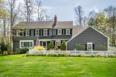 15 Lawton Dr, Simsbury, CT 06070