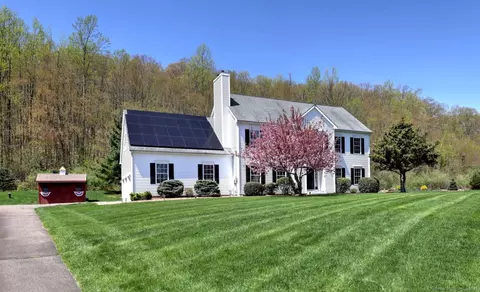 18 Nature Trl, Hamden, CT 06518